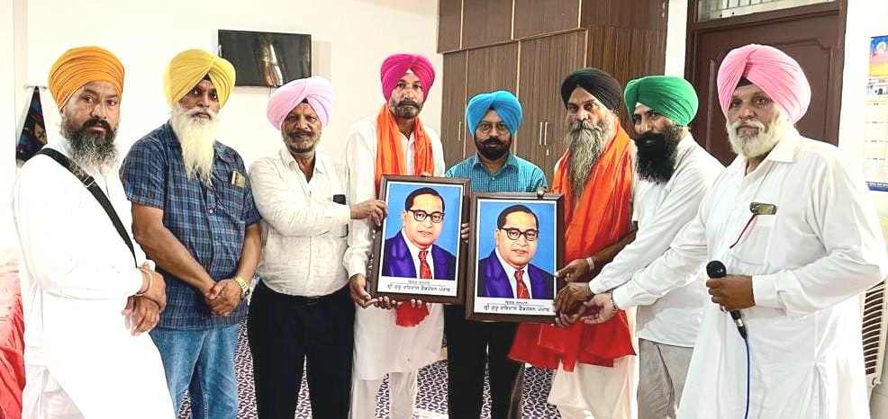 ਸ੍ਰੀ ਗੁਰੂ ਰਵਿਦਾਸ ਫੈਡਰੇਸ਼ਨ ਵੱਲੋਂ ਜੇ ਈ ਚਮਕੌਰ ਸਿੰਘ ਦਾਦ ਅਤੇ ਬੂਟਾ ਸਿੰਘ ਦਾਦ ਦਾ ਸਨਮਾਨ       